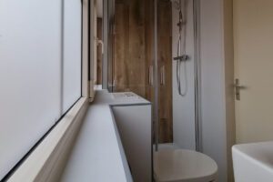 Badkamer renovatie met circulaire Aqua Step panelen door Onderhoud Service Spectrum