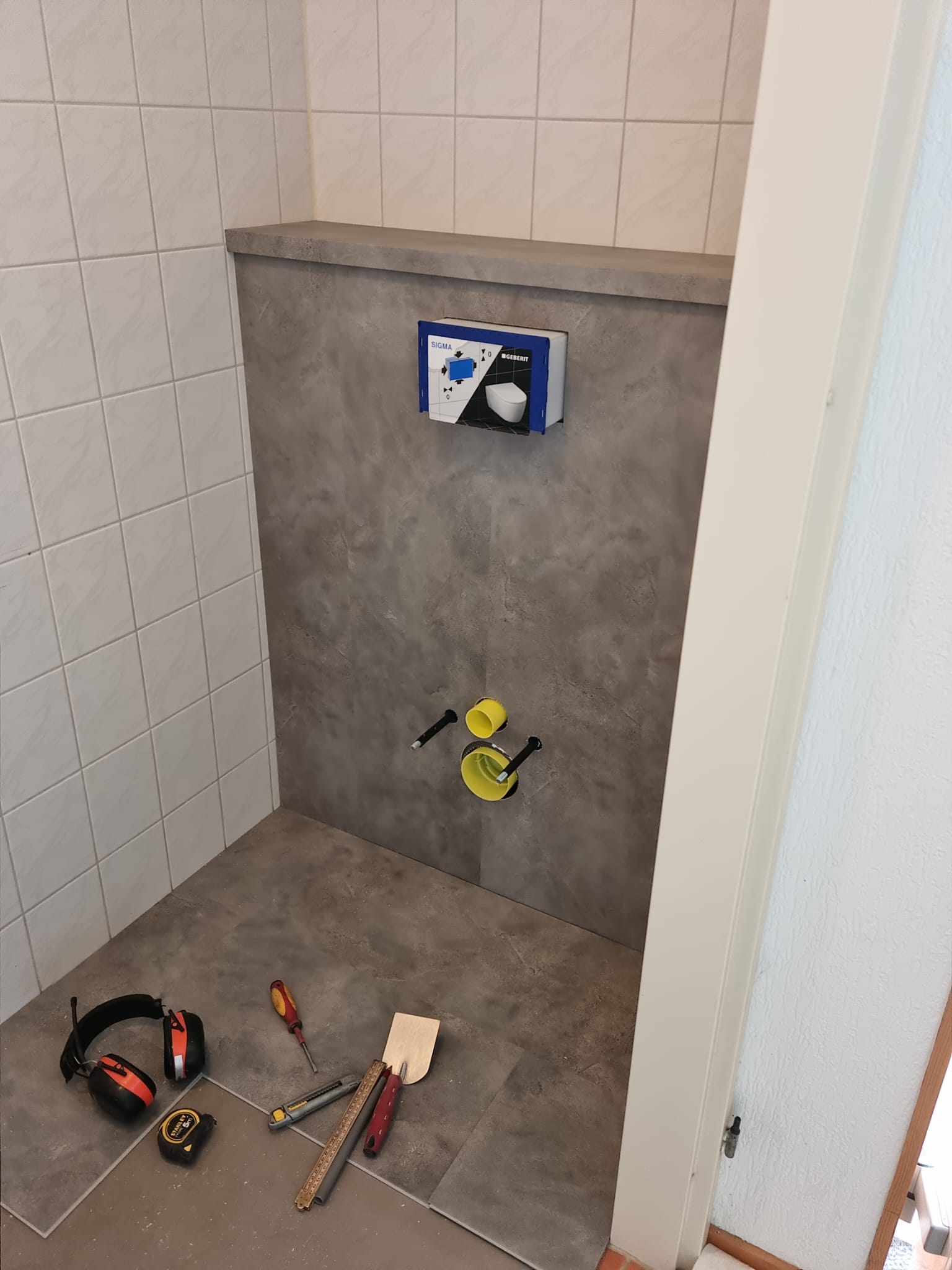Toilet renovatie met circulaire Aqua Step panelen door Onderhoud Service Spectrum